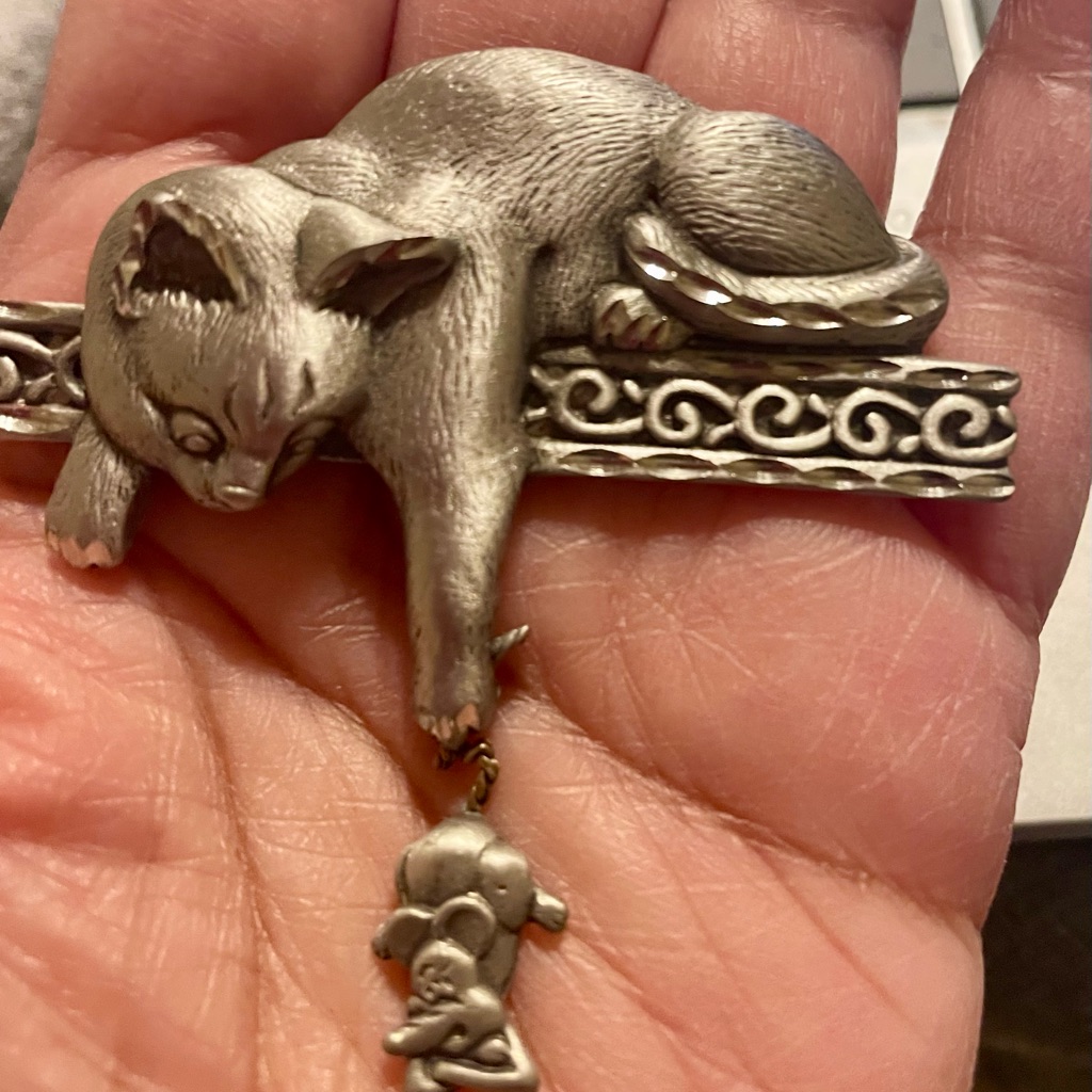 Charming Vintage Silver Tone Or Gold Tone Cat Brooch With Dangling Mouse Charm 12$